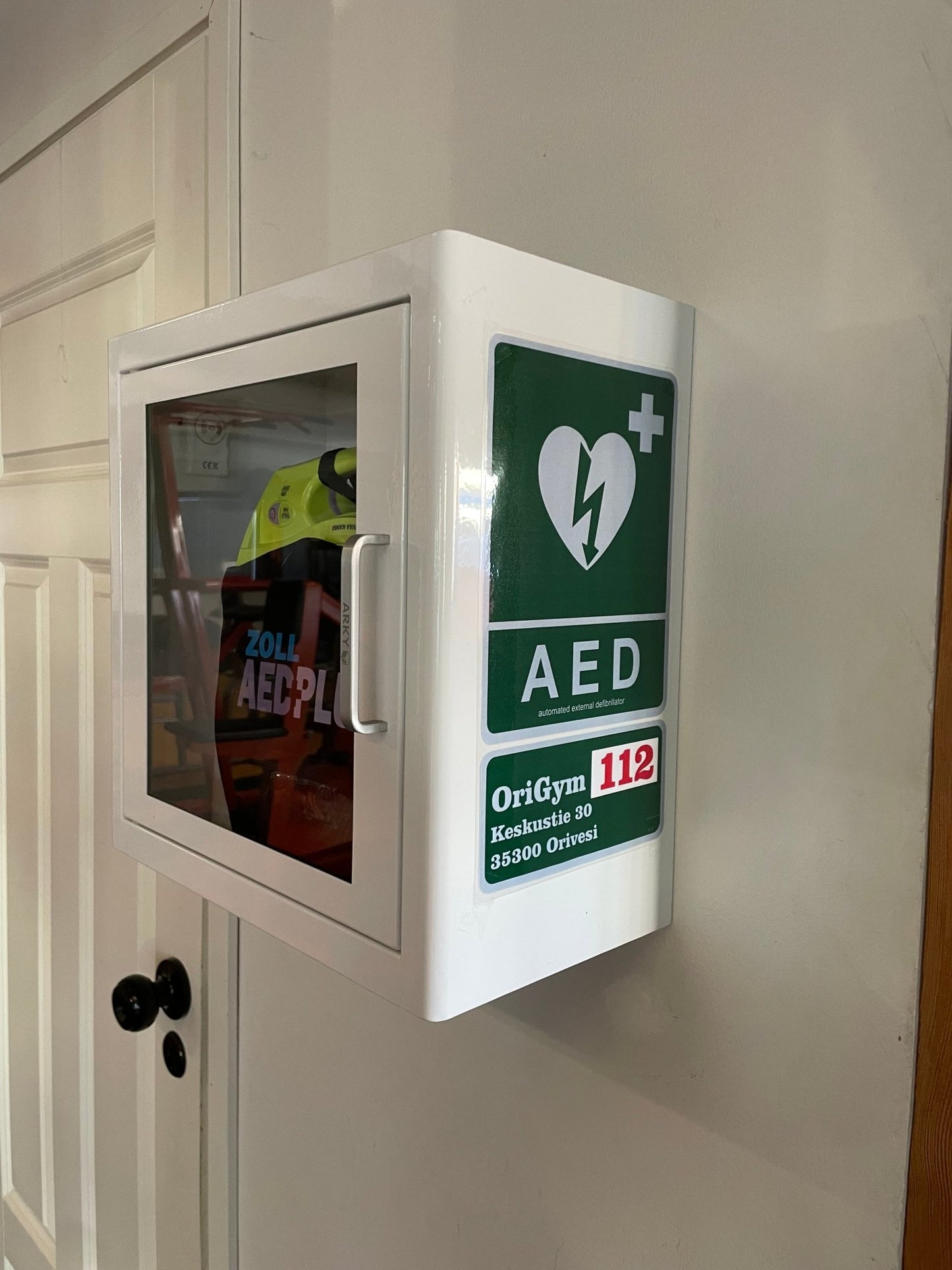 Zoll AED Plus säilytyskaapilla - Servare Security training and equipments